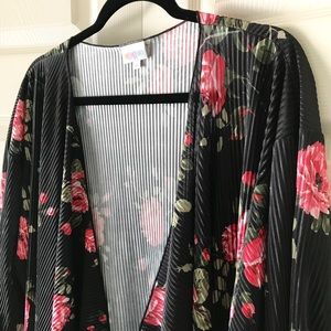 NWT Floral Rose Pleated Shirley Kimono